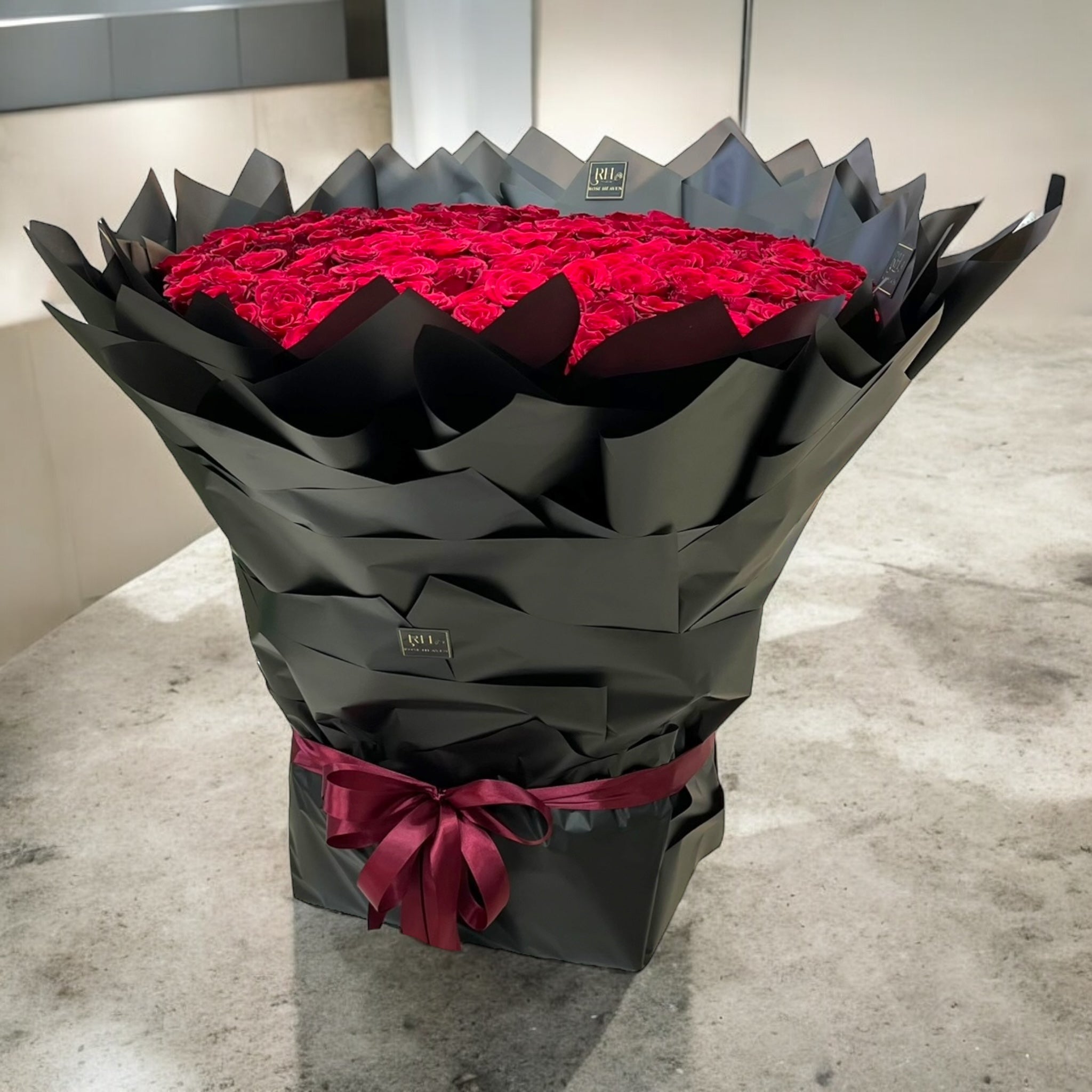 Majestic Hand Bouquet – 201 Red Roses 🌹✨