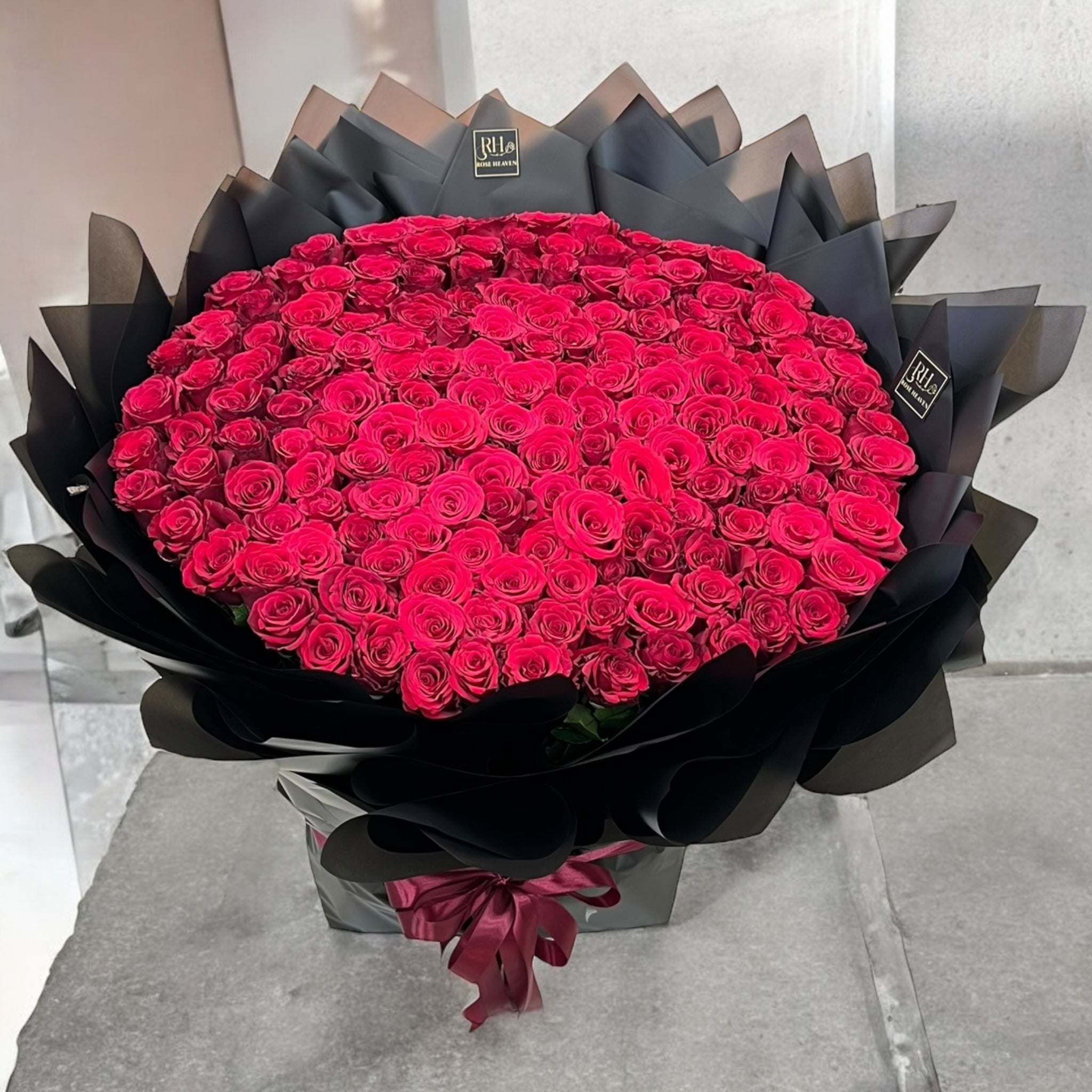 Majestic Hand Bouquet – 201 Red Roses 🌹✨